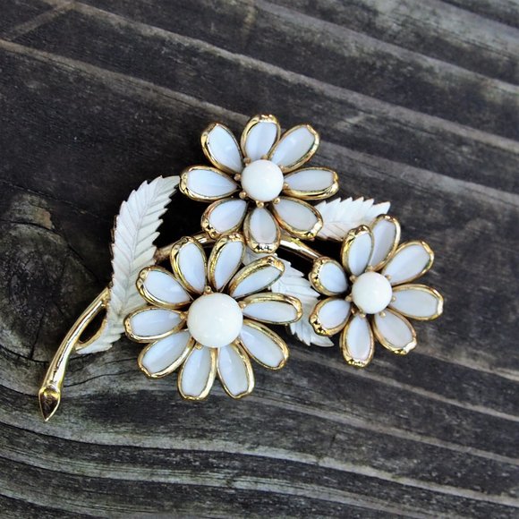 1949 Trifari Woodland Fantasies Milk Glass Brooch - Picture 2 of 7